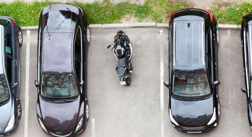 Ebben a városban tíz utcában tilos az úttesten parkolni december közepéig