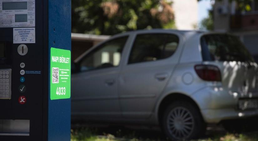 Ez a debreceni parkoló el van átkozva? - ne csodálkozz, ha itt a te kocsidat is összetörik!