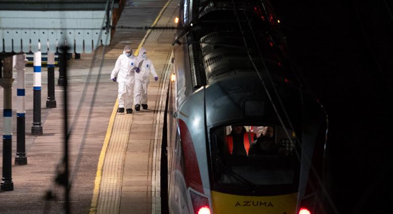 „Öljenek meg, öljenek meg” – drámai videó került elő az angliai vonatos késelésről