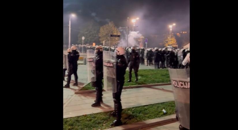 Incidens Belgrádban, összecsaptak a tüntetők és Ćacilend „lakói”