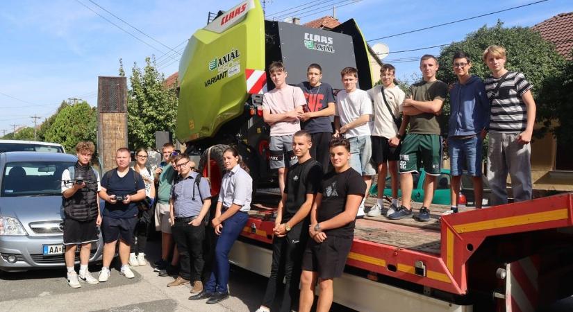 Mérföldkőhöz érkezett az iskola, korszerű mezőgazdasági munkagépekkel tanulhatnak a Galamb tanulói