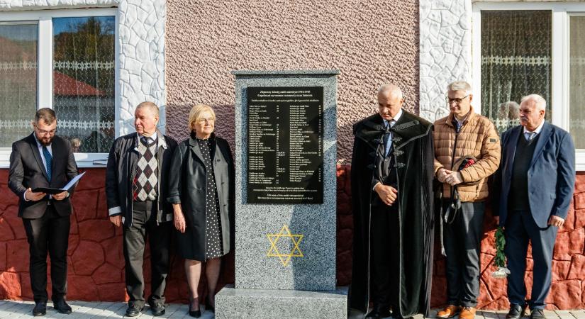 65 név emlékeztet arra, hogy hova vezet a gyűlölet