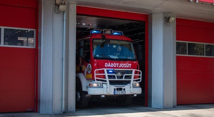 Több száz négyzetméteres tanyaépület lángol Domaszék közelében