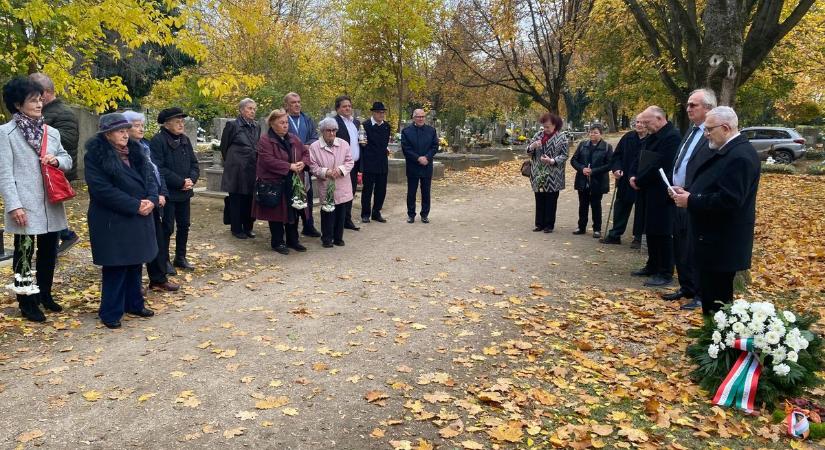 Dunapentele hősei előtt hajtottak fejet – közös megemlékezés a világháborús áldozatok emlékére