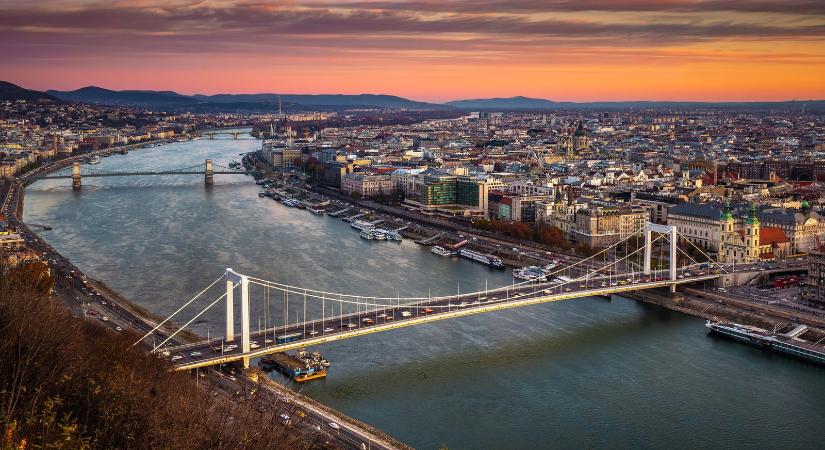 Szokatlan dolog úszott át az Erzsébet híd alatt Budapesten, gigantikus volt azonnal felfigyeltek rá