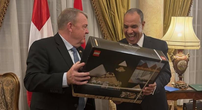 A dán külügyminiszter egy LEGO piramist ajándékozott az egyiptomi külügyminiszternek a Nagy Egyiptomi Múzeum megnyitóján