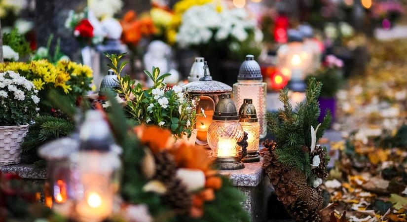 A temetők fényárban úsznak a gyertyáktól, mécsesektől, a pillanatra megállt emberiség megemlékezik - videó