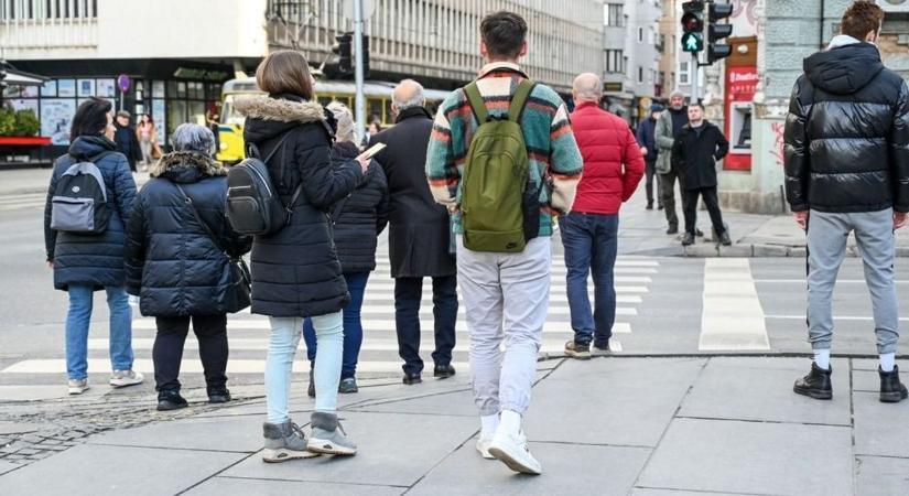 6 km/óra a járdán: kire vonatkozik az új szabály, és miért vezették be? A szakértő mindent tisztáz