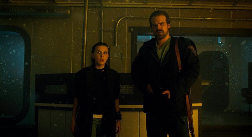 Egy friss jelentés szerint Millie Bobby Brown zaklatás miatt nyújtott be panaszt David Harbour ellen a Stranger Things 5. évadának forgatása előtt