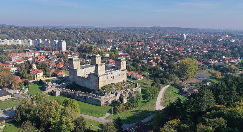 így nézett ki a magyar lovagkirály vára a középkorban