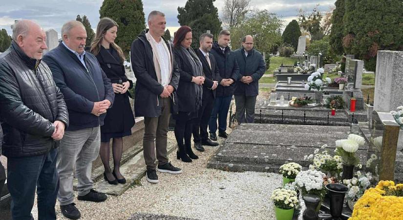 Díszpolgárokra és képviselőtársukra emlékeztek a csornai képviselő-testület tagjai