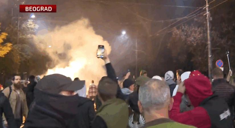 Vučić nyugalomra inti a híveit, szerinte az édesanyát támogató polgárok „embereket akartak felgyújtani”