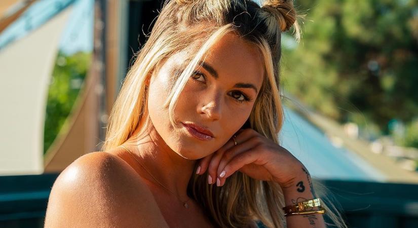 Sugárzóan bájos lány a nap csaja