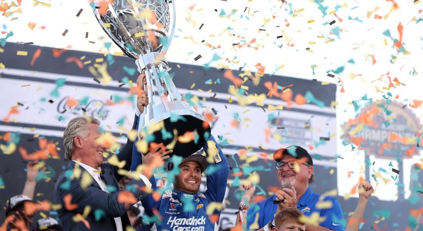 Kyle Larson a NASCAR Cup 2025-ös bajnoka, a domináns Denny Hamlin ismét koszorúslány lett