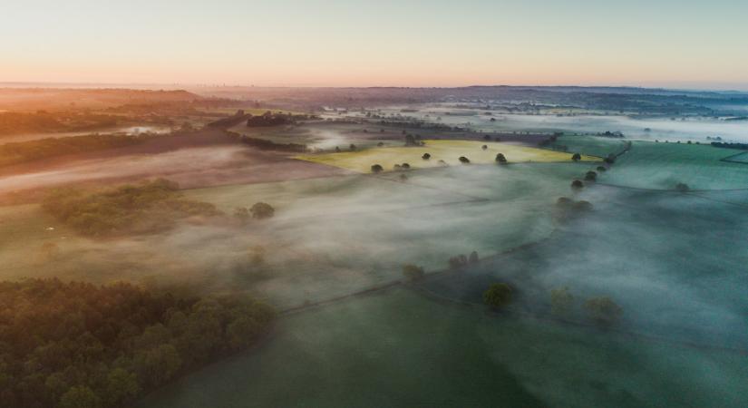 Itt a feketeleves, mínuszokkal, köddel és esővel