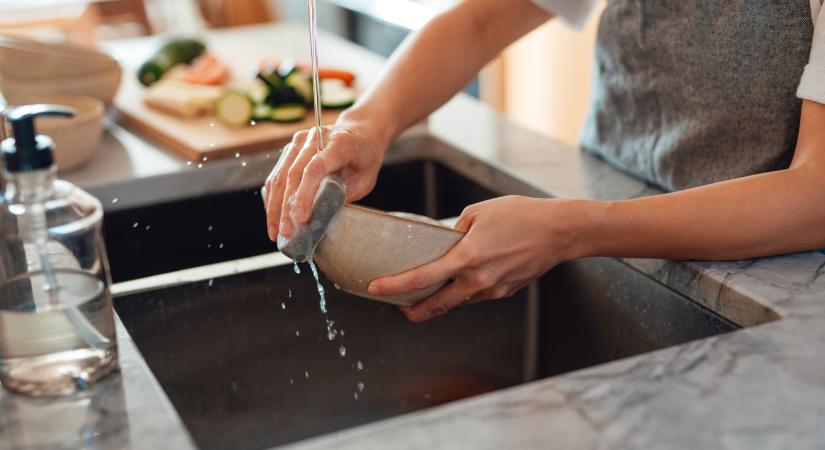A pszichológia szerint ezt árulja el rólad, ha azonnal elmosogatsz, vagy hagyod állni az edényeket