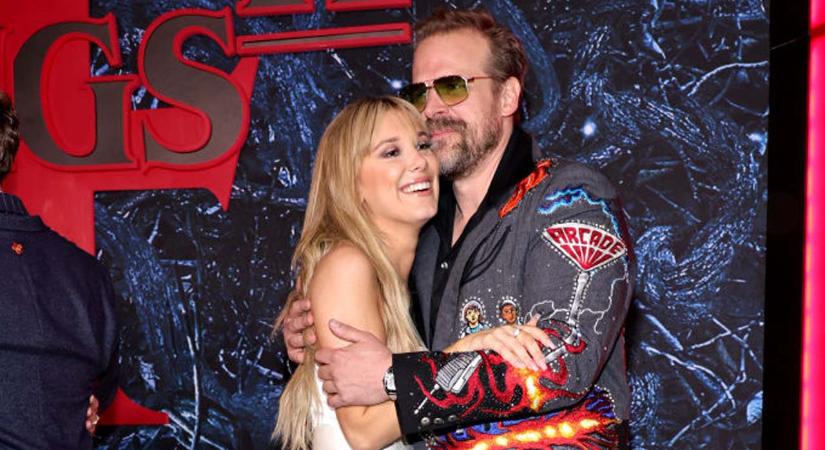 Zaklatással vádolja Millie Bobby Brown a Stranger Things másik sztárját, a 29 évvel idősebb David Harbourt