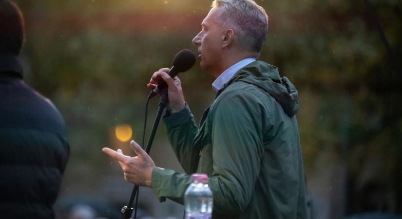 HVG: Egy közpénzekkel kitömött alapítvány biztosítja Lázár luxus Mercedesét