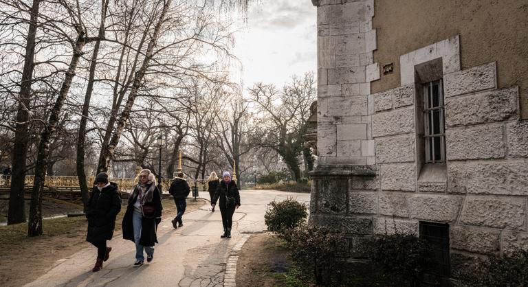 Viharos széllökésekkel és záporesővel indul a hét
