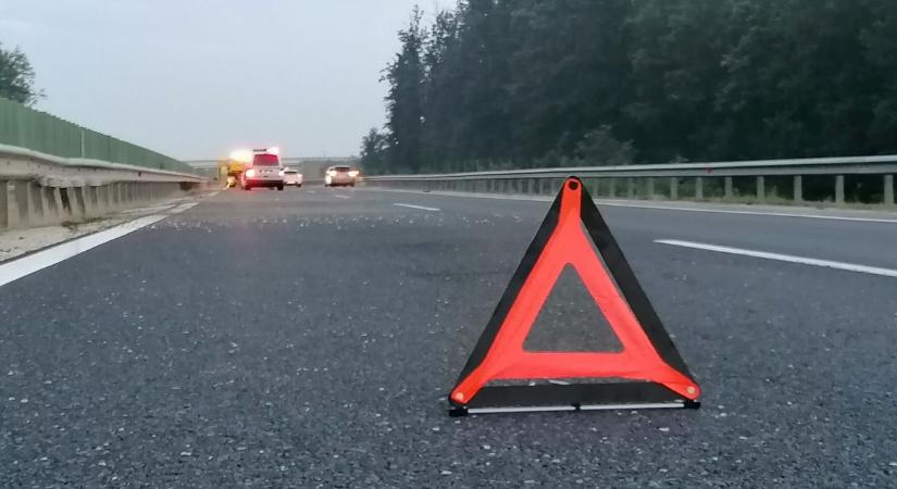 Erre kell cserélni az elakadásjelző háromszöget - országonként változik a kötelező felszerelések listája