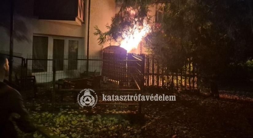 Tűzoltók menekítették ki az embereket a lángoló épületből Szekszárdon