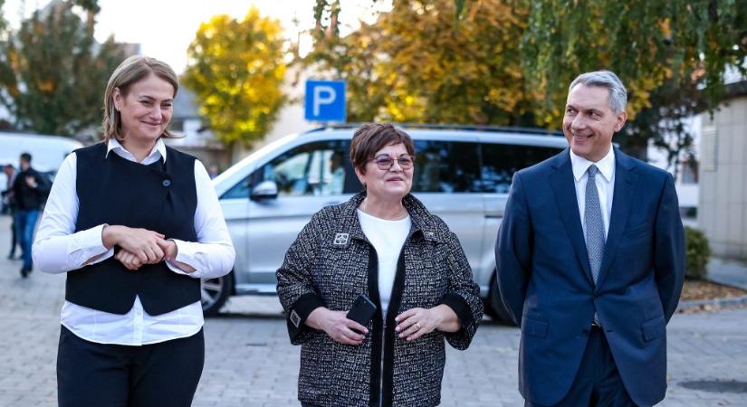 Kiderült, ki a tulajdonosa annak a luxus Mercedesnek, amit Lázár János használ