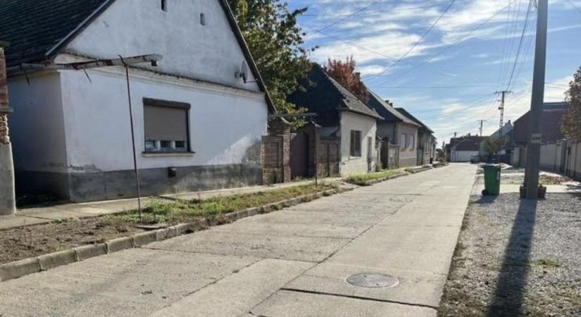 Jó hír az itt lakóknak! Már nem sokáig kell ezen a rossz úton közlekedniük