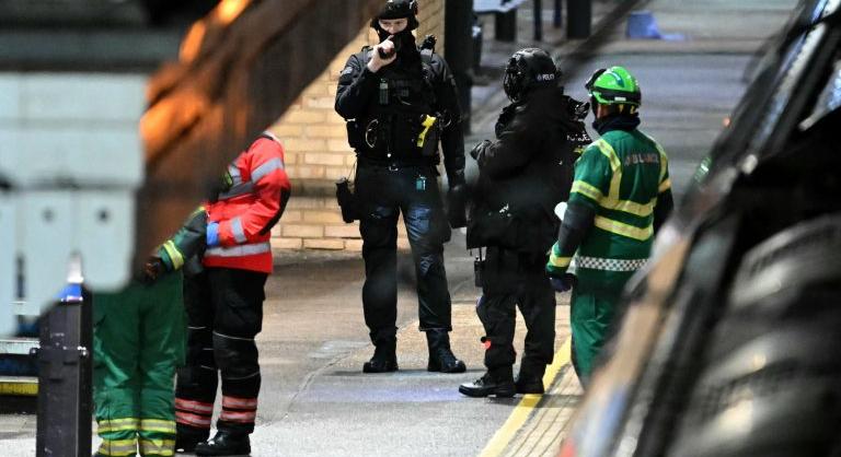 Életeket menthetett meg a hősies alkalmazott, amikor közbeavatkozott az angliai késelés során