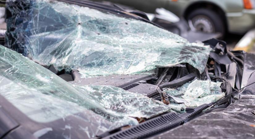 Frontálisan karambolozott két autó a 84-esen, az egyik sofőr beszorult a roncsba