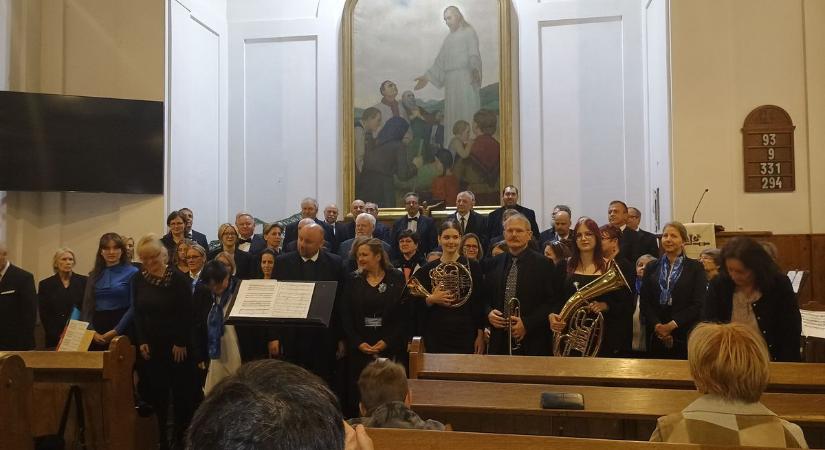 Tisztán zengett a dal a különleges napon