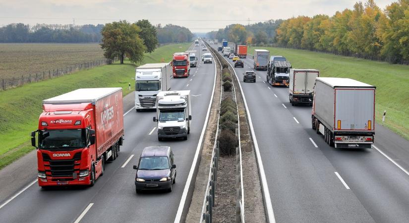 Baleset és dugók nehezítik meg a hétfői elindulást az M1-esen