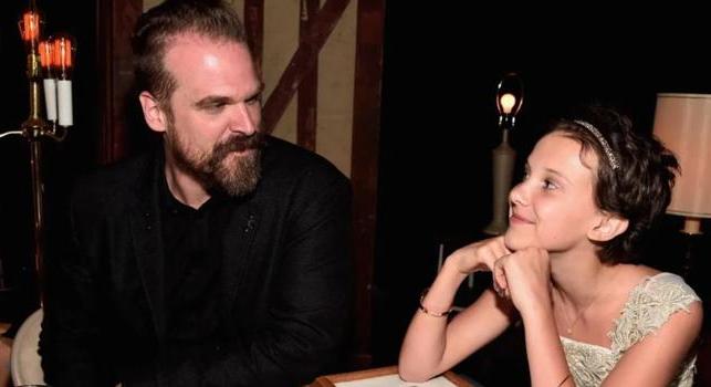 Egy jelentés szerint Millie Bobby Brown szexuális zaklatással vádolja Stranger Things-es kollégáját, David Harbourt