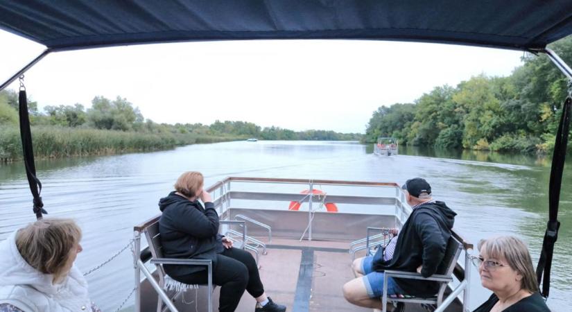 Utolsó útjára indult a Tisza-tavi komp az őszi napsütésben