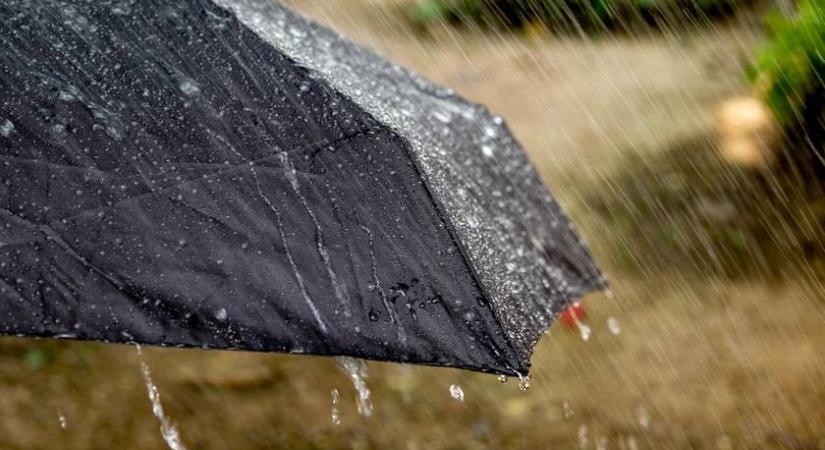 Kegyetlen záporok és lehűlés jön: kiadták a riasztást ezekre a vármegyékre