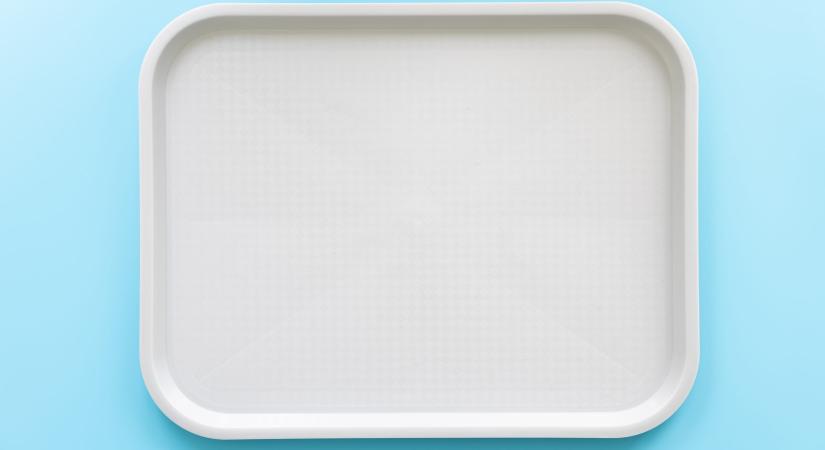 Veszélyes vegyület kioldódása miatt műanyag tálcákat kellett kivonni a forgalomból