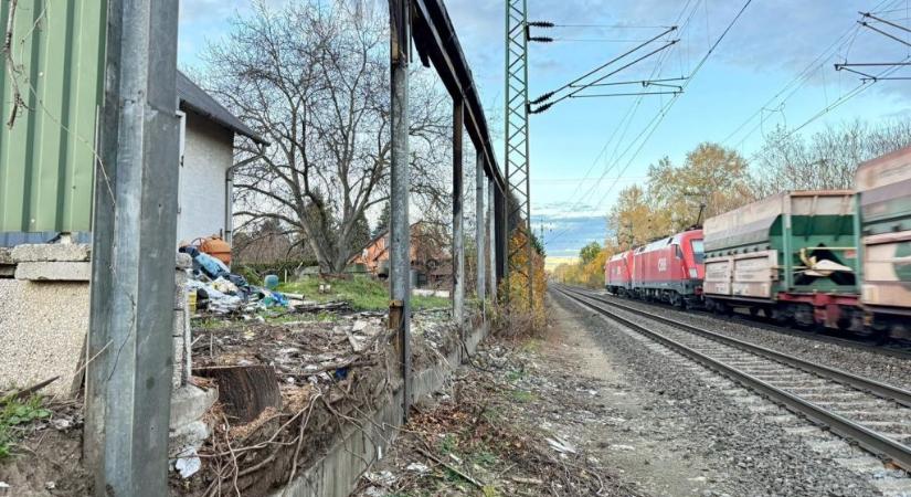 Hadházy: A MÁV két hónapja nem tud visszaépíteni 20 méternyi leégett zajvédő falat