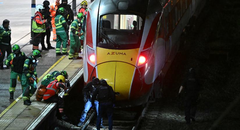 „Hősies” vasutas lépett közbe az angliai késes támadás alatt, életveszélyes sérüléseket szenvedett