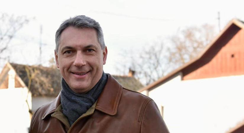 Kiderült, kitől kapta Lázár János a luxus Mercedest