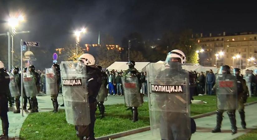 Brnabić fasisztáknak, Vučić gyáváknak nevezte a tüntető polgárokat