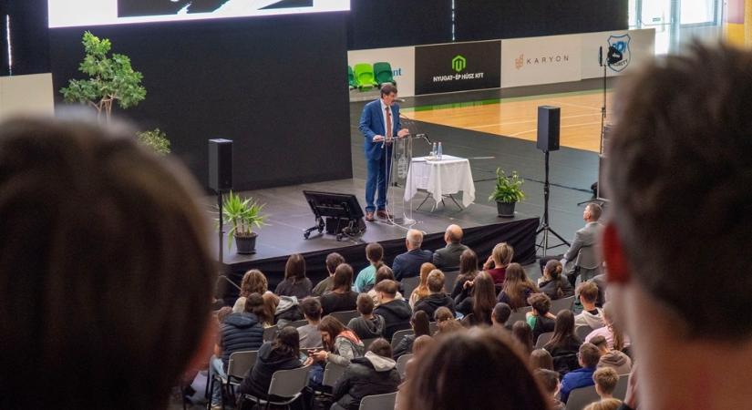 A sárvári önkormányzat fizette ki Áder János Sárvár Arénás bérleti díját