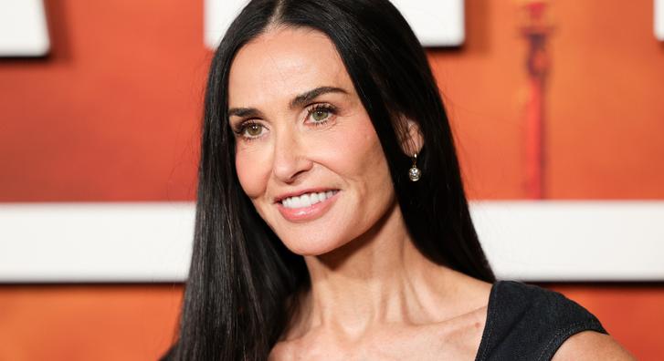 Demi Moore testét csupán virágok takarták a vörös szőnyegen