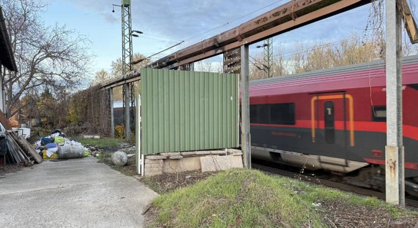 A MÁV két hónap alatt sem tudott visszaépíteni 20 méteren egy leégett zajvédő falat, Tatán közvetlenül a házak előtt zúg el a teljes vasúti forgalom
