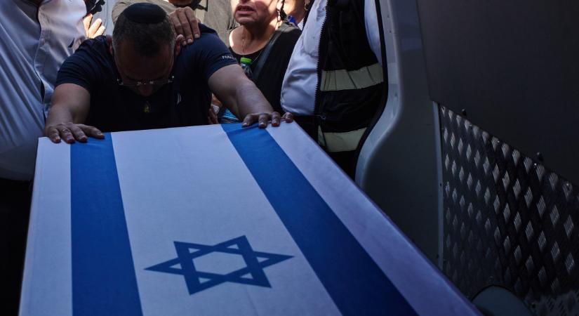 Azonosították Izraelben a Hamász által átadott újabb holttesteket
