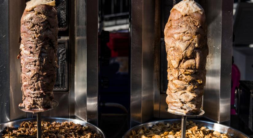 Országos vizsgálatot rendelt el az NKFH a gyrost árusító éttermekben és büfékben