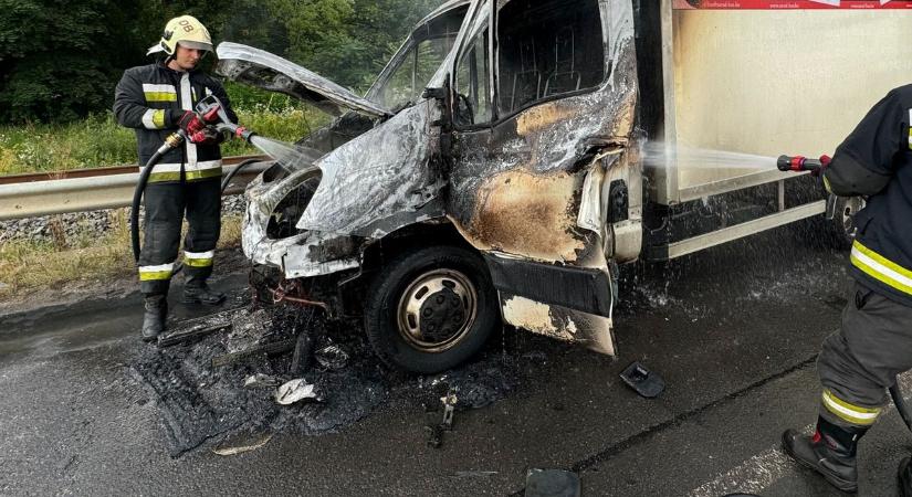 Kigyulladt egy autó az M7-esen, erre számíts, ha Budapestre indulsz!