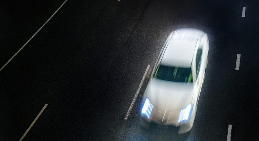 Vezeték nélkül lehet tölteni az elektromos autókat ezen az autópályán