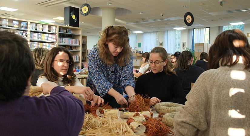 Nemcsak az olvasás, hanem a kreatív feltöltődés helyszíne is ez a debreceni könyvtár – videóval