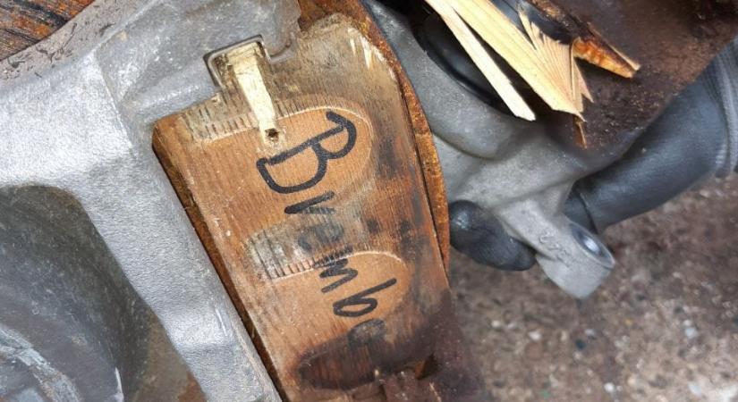 Fából faragott fékbetétek voltak egy árverésen vásárolt Mercedesen