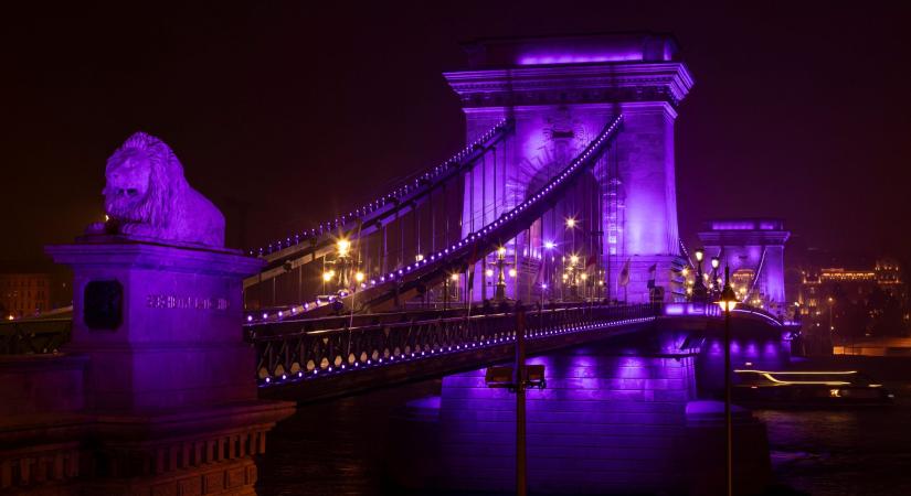 Két hét múlva lilába borul az ország