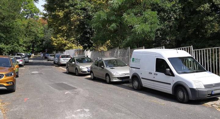 Rejtett KRESZ-szabályra figyelmeztet a rendőrség: rengeteg autóst érinthet